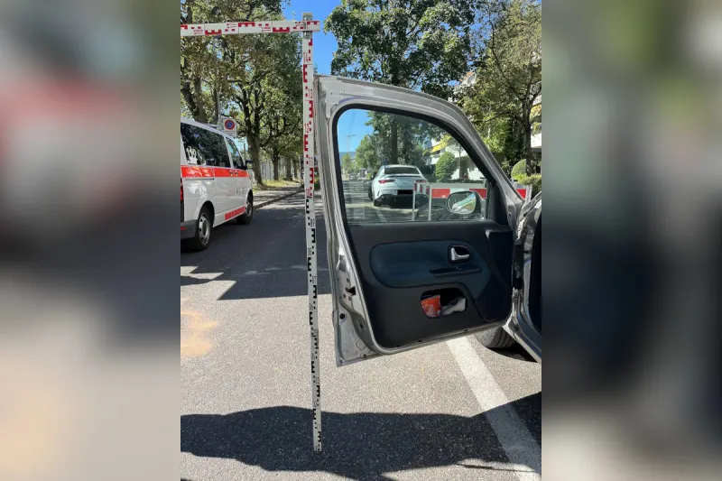 Bottmingen BL – Radfahrer bei Kollision mit Autotür schwer verletzt