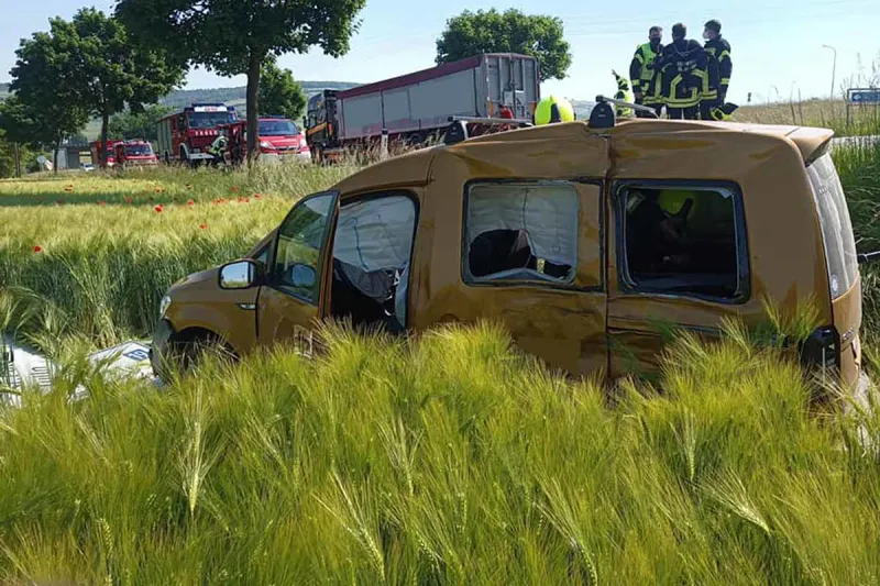 Göllersdorf - Crash mit LKW endet im Krankenhaus
