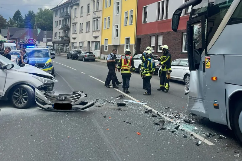 Bochum NW – Vier verletzte Kinder nach Unfall von Pkw mit Reisebus