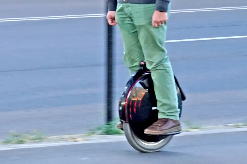 Meschede NW – Monowheel-Fahrer (33) bei Alleinunfall lebensgefährlich verletzt