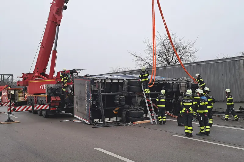 A99 München – Zwei schwer Verletzte nach Unfall von zwei Lkw