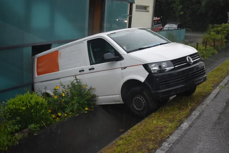 Greppen LU - Lieferwagen macht sich selbständig und rollt gegen Gebäudewand