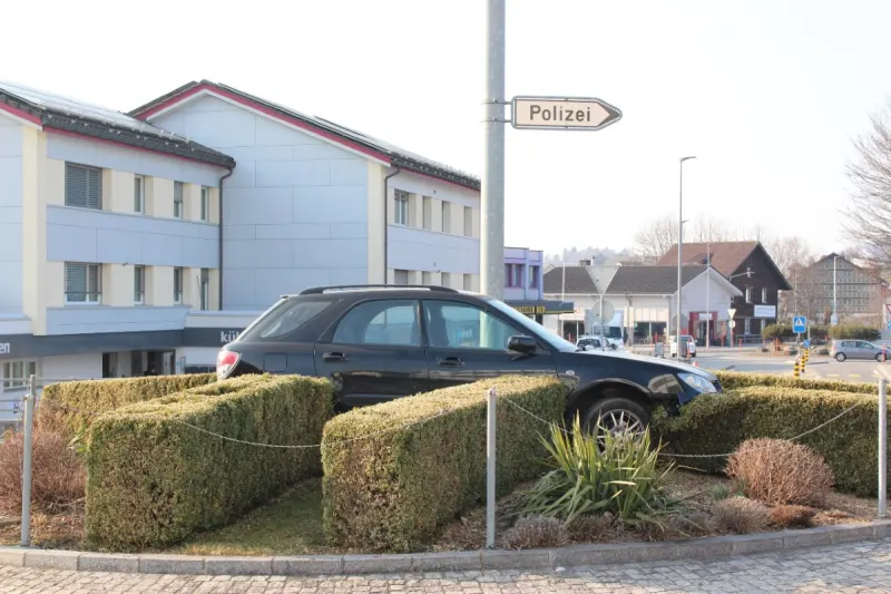 Appenzell AI - Auto fährt auf Kreisel