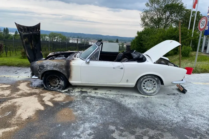 Tägerwilen TG - Oldtimer Fiat Spider brennt aus