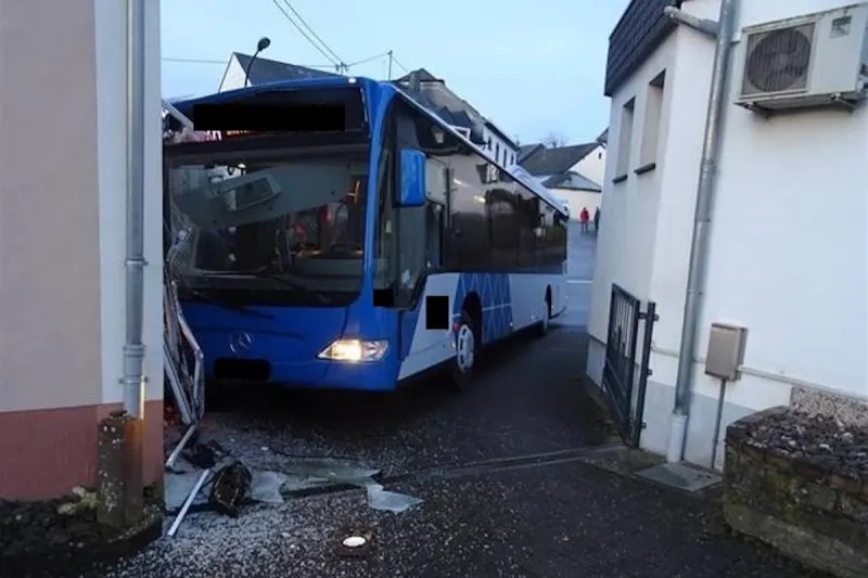 Daleiden – Bus prallt gegen Hauswand