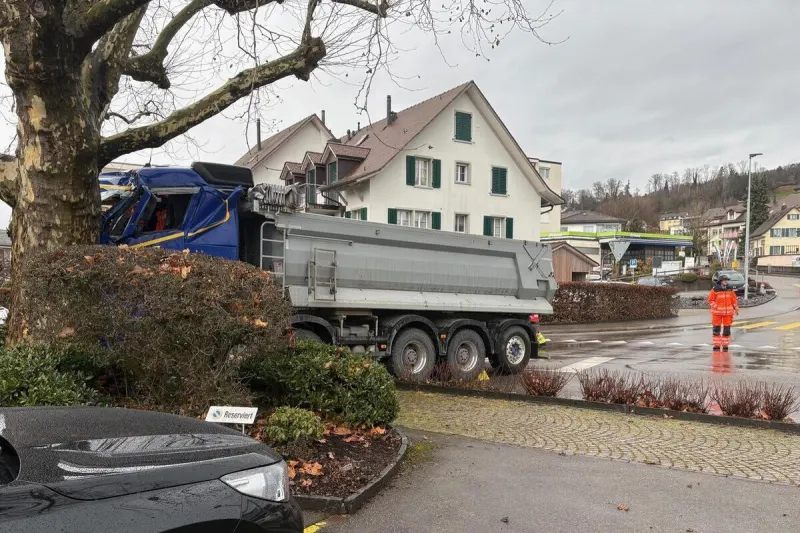 Uetikon am See ZH – Helikopter nach Lastwagenunfall im Einsatz
