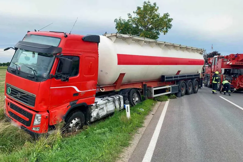 Schwechat - Unfall zwischen PKW und LKW endet glimpflich!