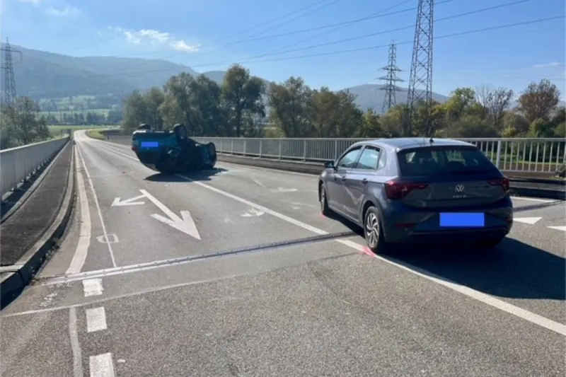 A16 Bassecourt JU – Auto landet bei Unfall auf dem Dach