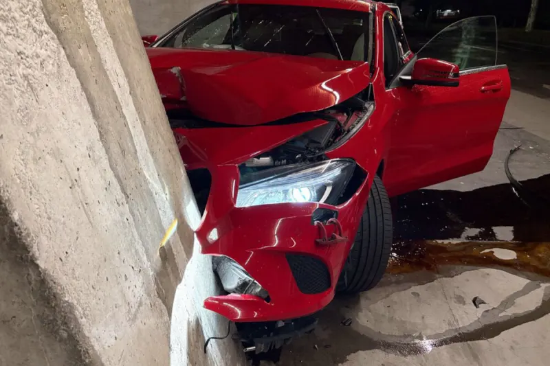 Unfall in Spreitenbach AG – Sportwagen prallt gegen Pfeiler