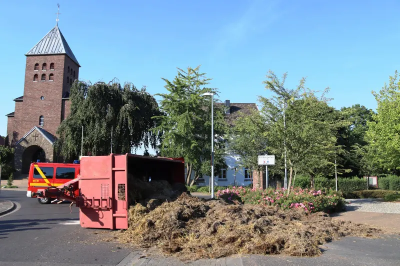 Gangelt/Schierwaldenrath – Anhänger mit Dung vor Kindergarten umgestürzt