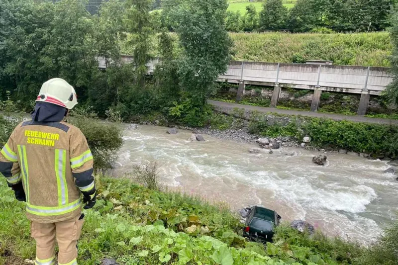 Schnann - Auto landet nach Crash in Fluss