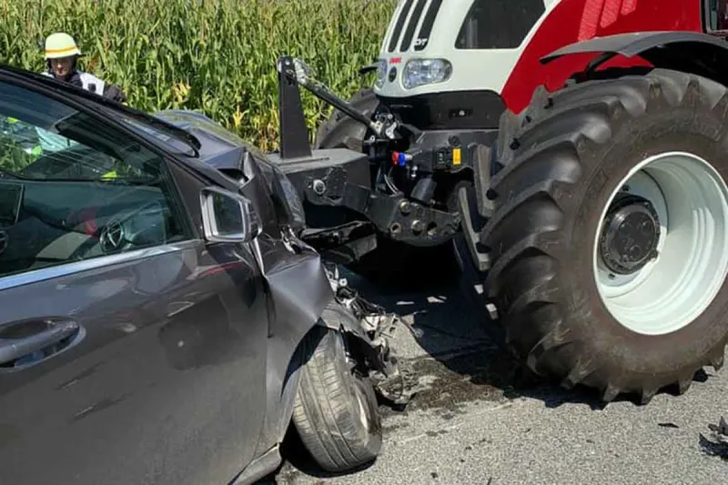 St. Andrä - Traktor geriet auf Gegenfahrbahn und krachte frontal in PKW