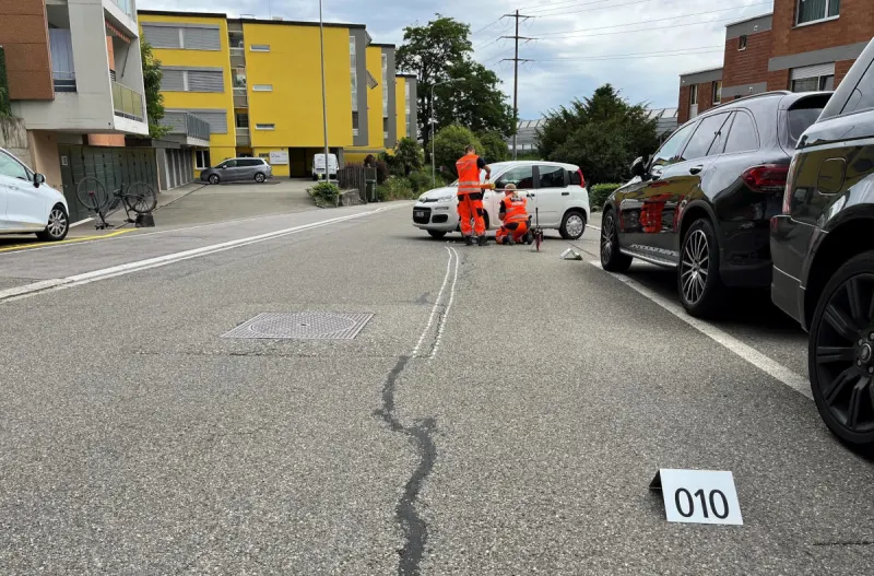 Geroldswil ZH – E-Bike-Fahrerin bei Kollision mit Auto schwer verletzt