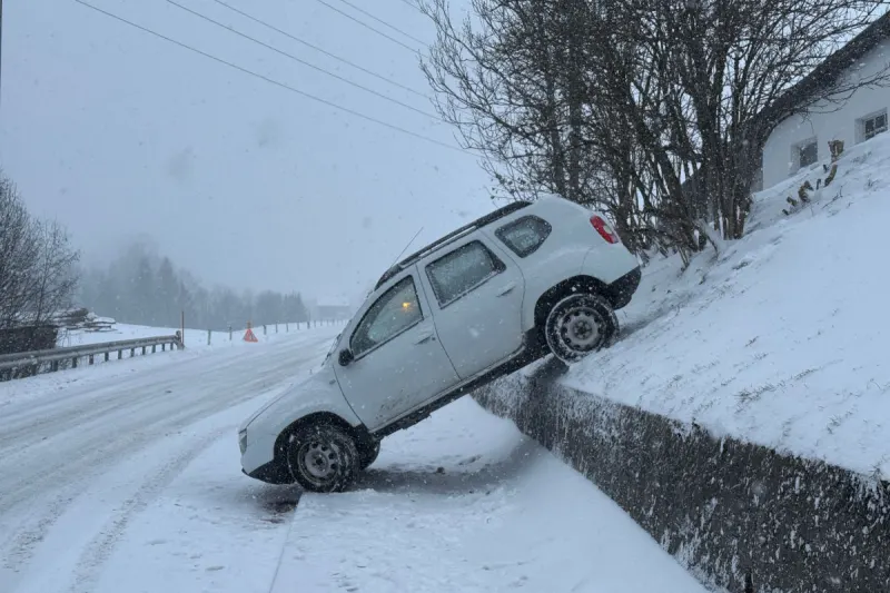 Unfall bei Gontenbad AI – SUV rutscht Hang hinab