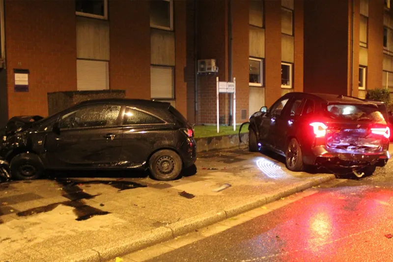 Oberhausen – BMW kracht in geparkte Autos