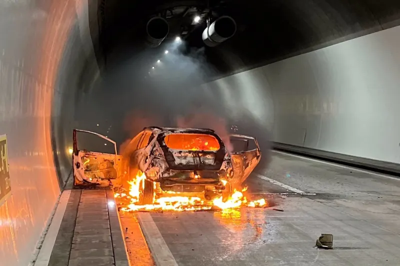 A3 Quarten SG – Auto brennt nach Unfall im Quartentunnel aus