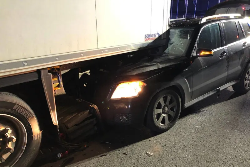 Schwerer Unfall in Wormser Innenstadt – PKW fährt ungebremst auf abgeparkten Sattelzug