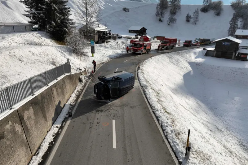 Davos Wiesen GR – Kleinbus kippt nach Unfall auf Fahrbahn