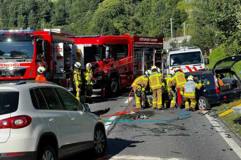  Lungern und Kaiserstuhl OW – Frau und zwei Kinder bei heftiger Frontalkollision verletzt