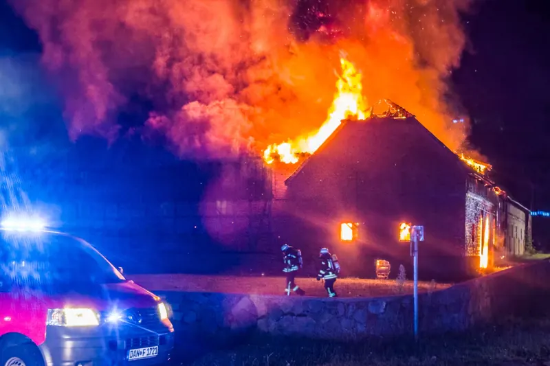 Lüchow-Dannenberg NI – Großeinsatz der Feuerwehr bei Brand von Scheune