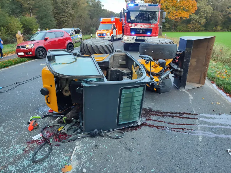Bedburg-Hau – Bus kollidiert mit Kleinbagger