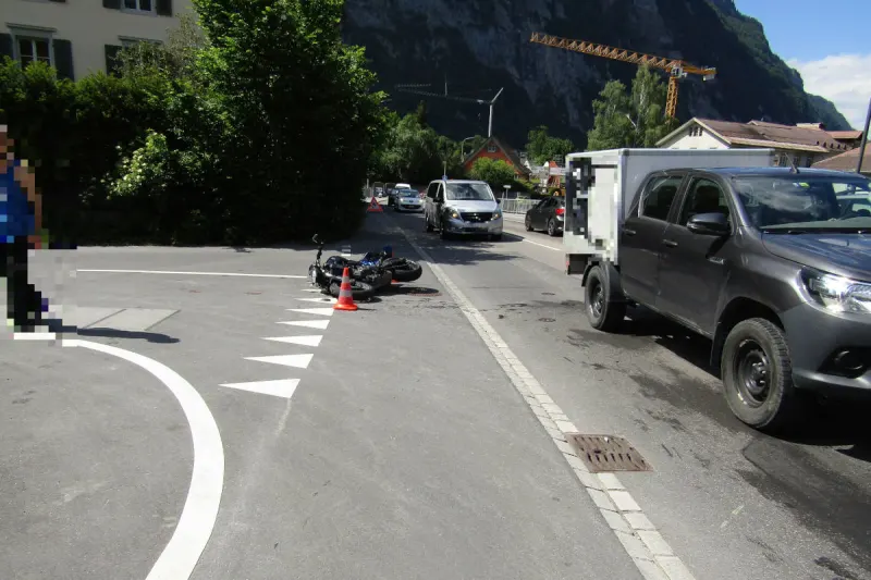Netstal GL – Auffahrkollision zwischen Motorrad und Auto