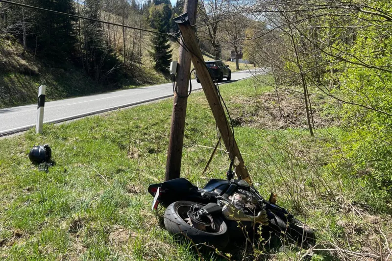 Oberharz – Motorradfahrer prallt bei Alleinunfall gegen Mast