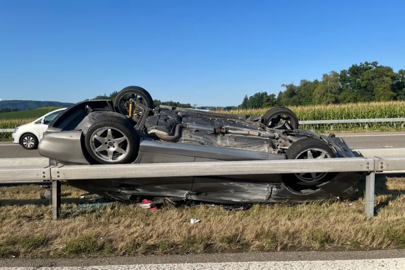 Wängi TG - Auto überschlägt sich auf der A1