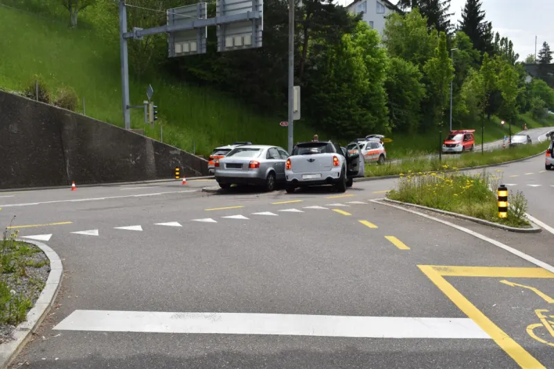 Unfall in Herisau TG fordert zwei Verletzte und zwei Totalschäden