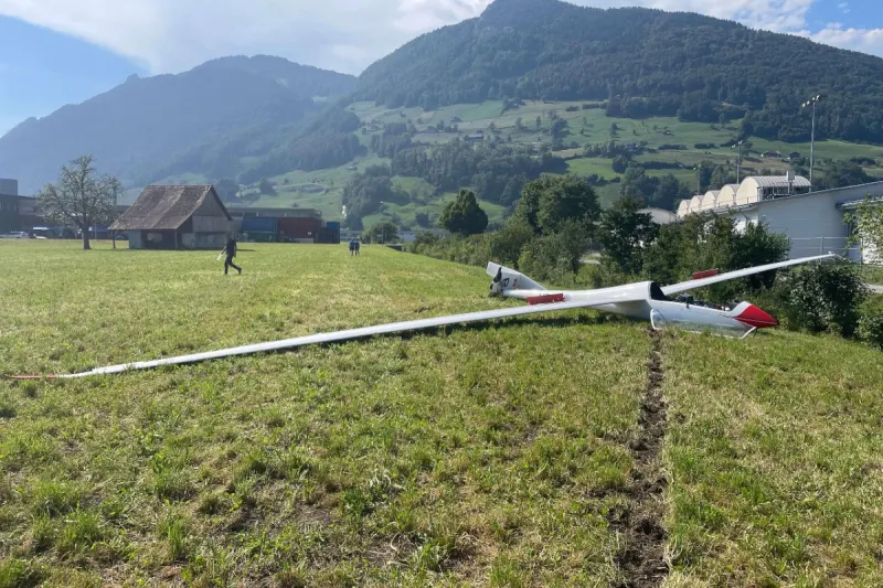 Ibach SZ - Notlandung eines Segelfliegers 