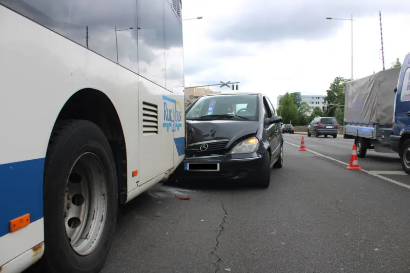 Düren – Pkw stieß gegen Bus