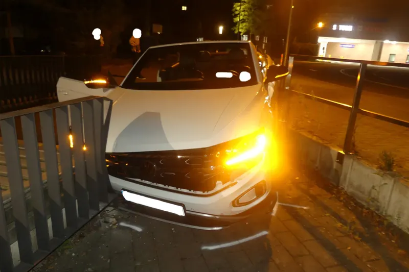 Gummersbach NW – Autofahrer kollidiert mit Geländer