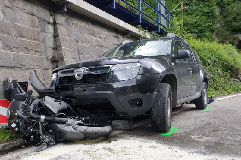 St.Pölten - Junger Biker stürzte in Kurve und schlitterte unter Pkw
