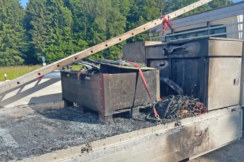 Wigoltingen TG - Auf der Autobahn A7 brannte die Ladefläche eines Lieferwagens