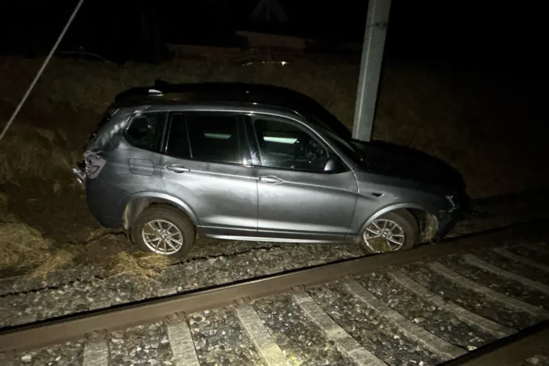 Biberist SO – Auto landet bei Unfall im Gleisbett