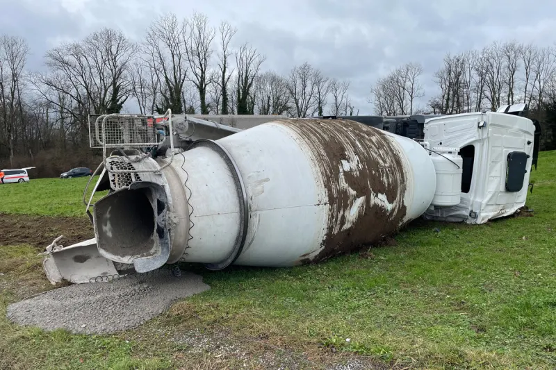 Leimbach TG - Lastwagen kippt bei Unfall zur Seite 
