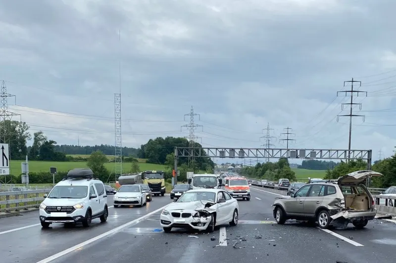 Cham ZG - Drei Autos in Unfall verwickelt