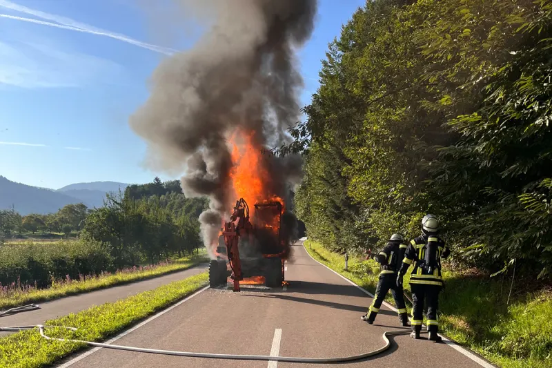 Achern BW – Bagger gerät auf Kreisstraße in Vollbrand