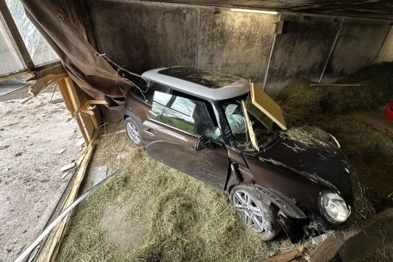 Unfall in Waldstatt AR – Lenkerin kracht in Stall – Blut- und Urinprobe angeordnet