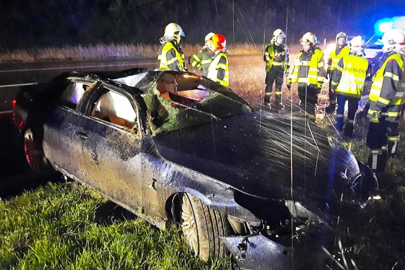 Wiener Neustadt - BMW bei schwerem Regen mehrfach auf der nassen Fahrbahn überschlug sich