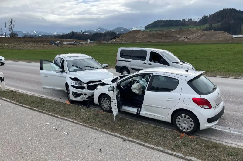  Bütschwil SG - Heftige Frontalkollision - zwei Frauen verletzt