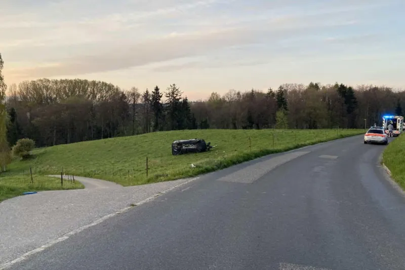 Montagny FR - Autolenkerin verliert Kontrolle über Auto und verunfallt