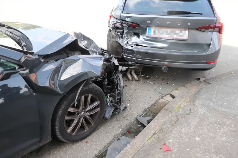 Warburg NW – Beifahrerin bei Auffahrunfall verletzt