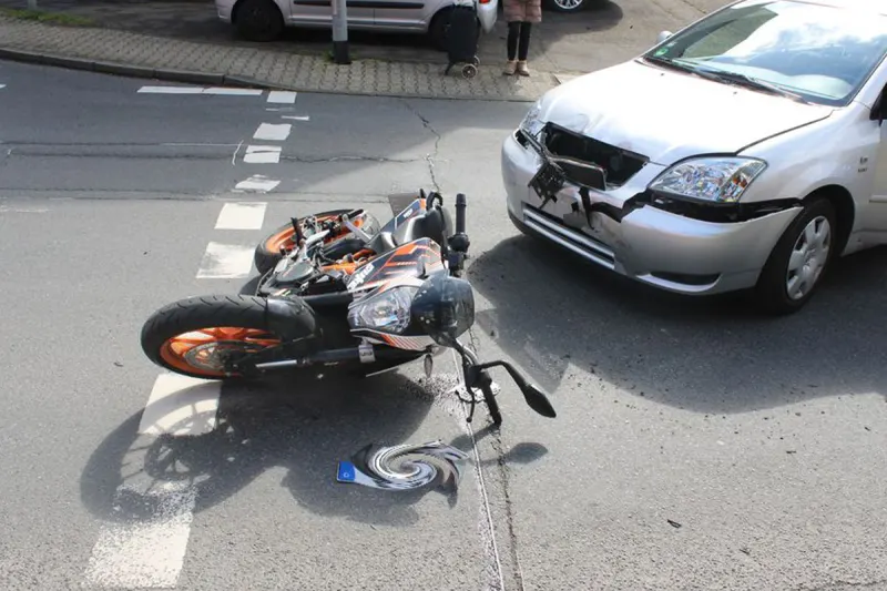 Bergisch Gladbach – Fahrerin übersieht Motorrad beim Abbiegen