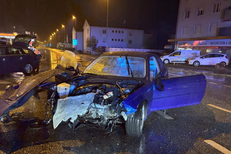 Stein AG – Heftiger Unfall – Auto schleudert in Fassade