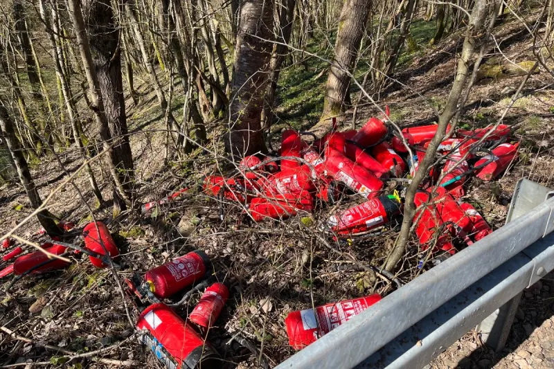Nordsaarland - Diverse Feuerlöscher im Wald entsorgt