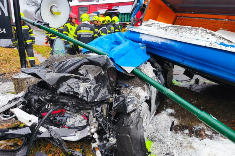 Tödlicher Unfall in Tillmitsch ST – Lkw kippt auf Pkw