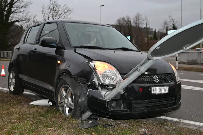 Lütisburg SG - Wegen unbekanntem Auto - Lenker baut Unfall