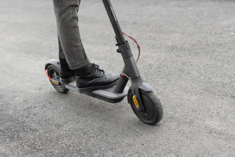 Graz – E-Scooter-Lenker flüchtet nach Unfall mit Fußgängerin
