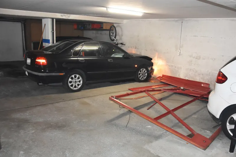 Hergiswil NW – Fahrzeuglenker bei Einfahrt in Tiefgarage verletzt